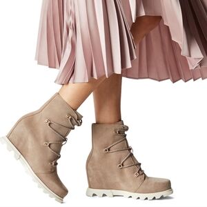 Sorel Joan of Arctic III Waterproof Suede Wedge in Omega Taupe Sz. 7